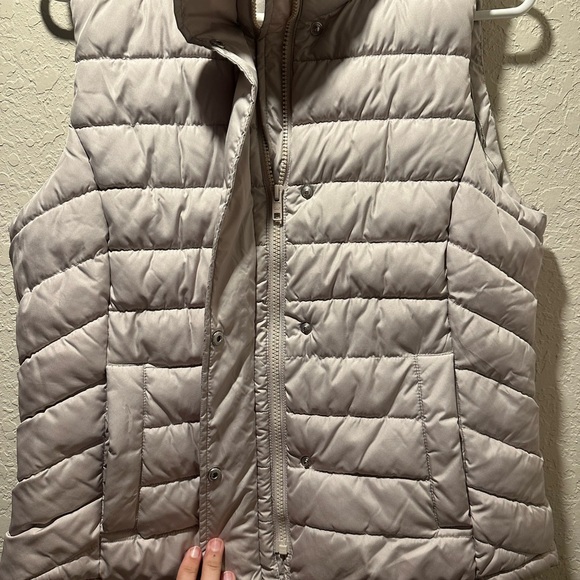 GAP Recycled Lightweight Quilted Puffer Vest Beige Women’s Medium Zip + Snap - Picture 7 of 12